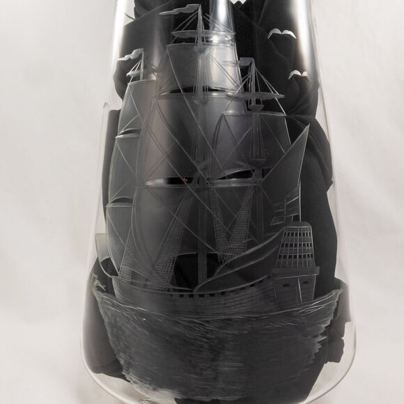 Elegant Hand-Made West Virginia Glass Nautical Etched Vase – Vintage Masterpiece - Picture 2 of 6